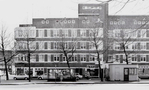 De linker kant van het blok met links de Semarangstraat.
              <br/>
              Arsath Ro'is, J.M., Beeldbank Stadsarchief, 1973